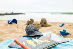 چگونه کودکان را به کتاب‌ خواندن علاقه‌مند کنیم / توصیه‌هایی برای فصل تابستان والدین