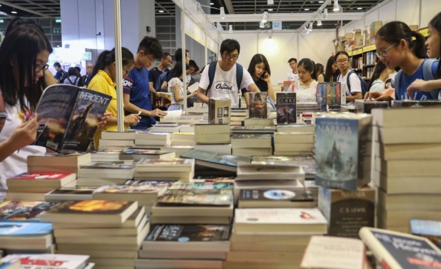 رمان موراکامی از نمایشگاه کتاب هنگ کنگ جمع‌آوری شد
