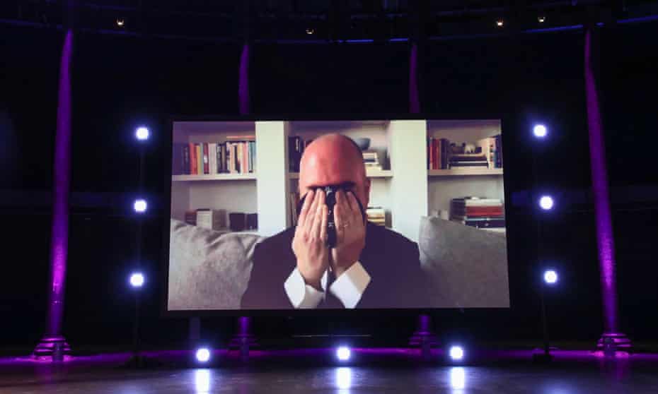 داگلاس استوارت در تماس ویدئویی به برنده شدن در بوکر ۲۰۲۰ برای رمان «شاگی بِین» واکنش نشان می‌دهد.